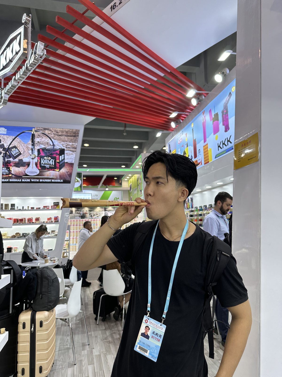 Cường tại gian hàng triển lãm ở Trung Quốc